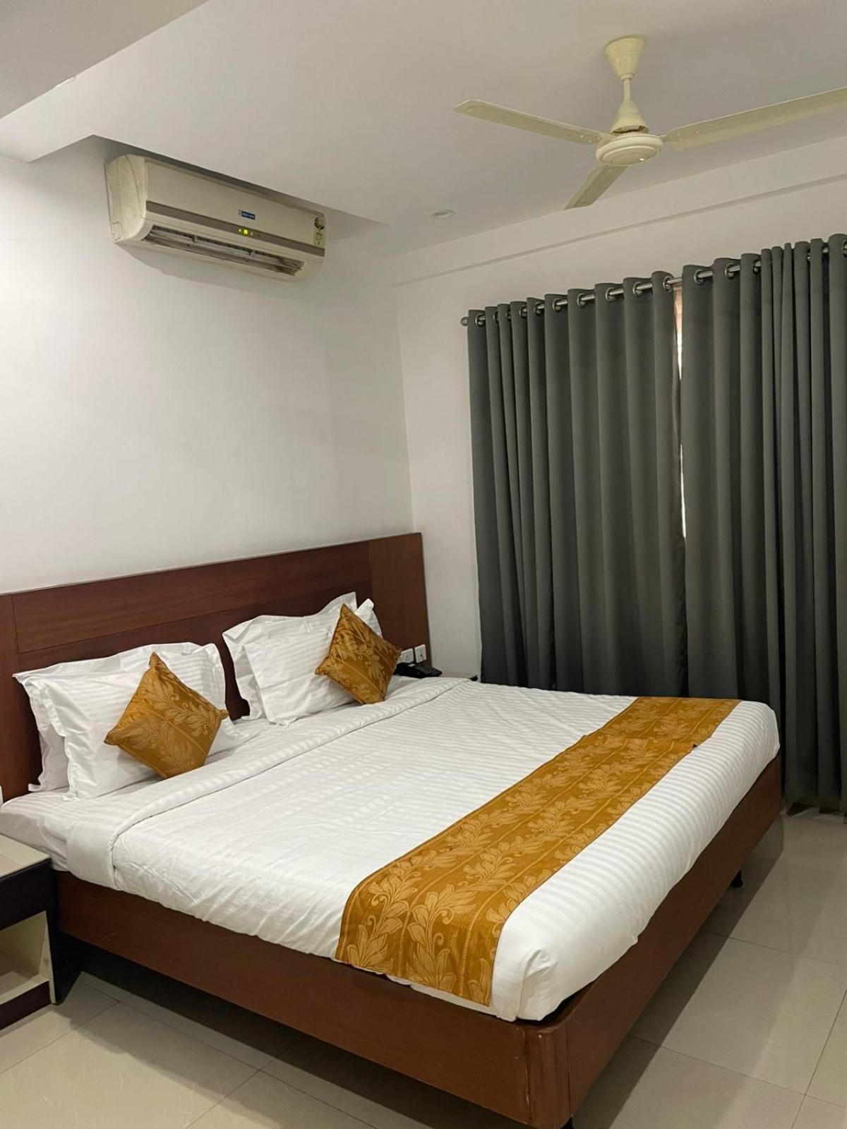 Kallada Sangeetha Hotels Thrissur Exterior foto